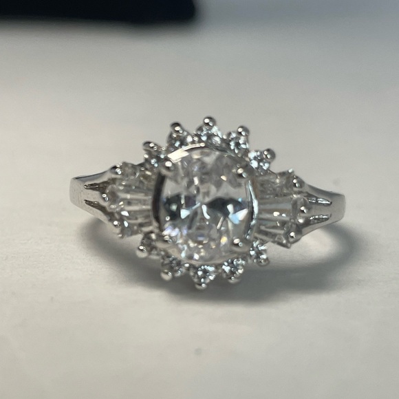 Large flower cut cubic zirconia ring with baguette cz surround. Size 10 - Picture 2 of 9